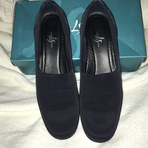 Black riblet shoe NWOT. I am a size 9 these run small
